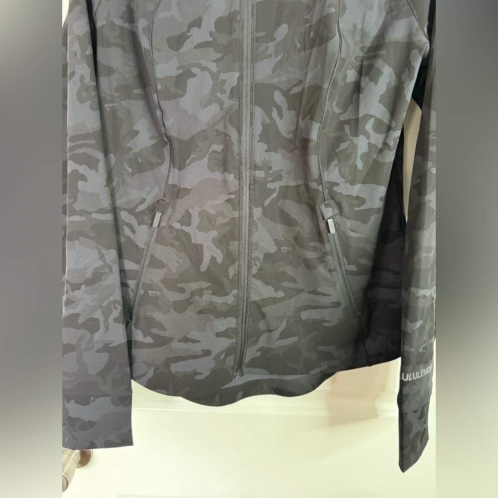 Lululemon Women’s Incognito Camo Multi Gray Mist Over Windbreaker - Size 8 - Picture 4 of 9
